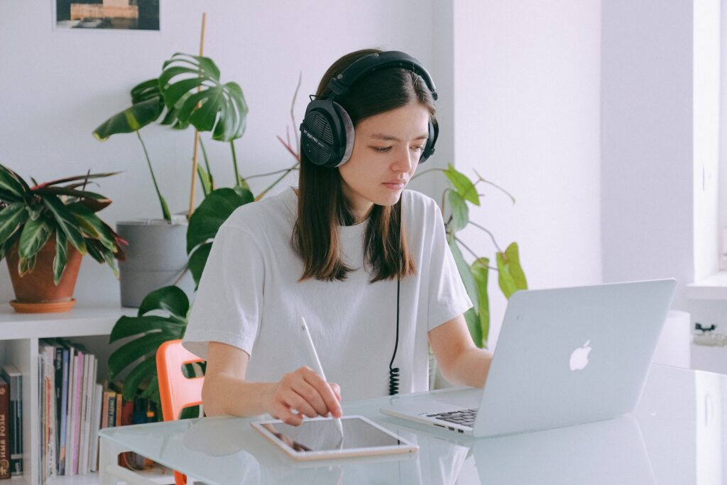 Home Office na MG Info Woman In White Shirt Using Silver Macbook