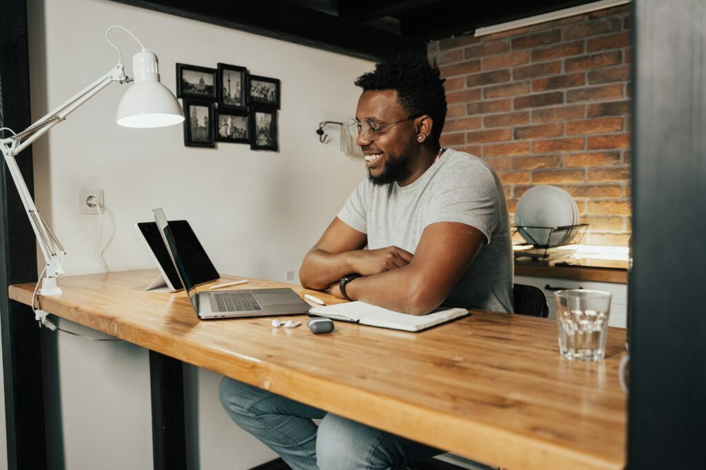 Trabalho Remoto na Vicoa Man Working From Home