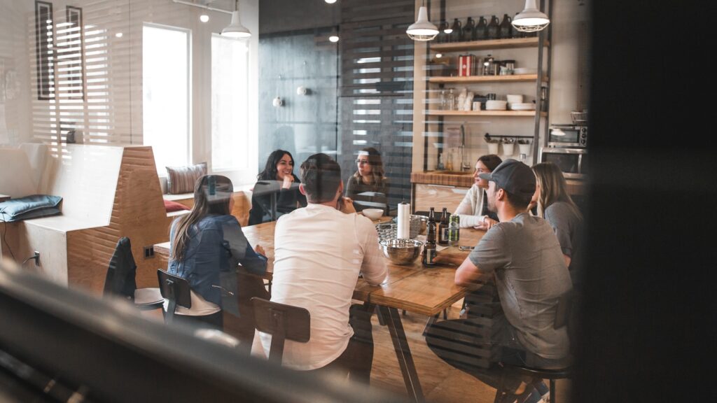 Vagas de Emprego em Escritório de Advocacia: Híbridas e Remotas people sitting on chair