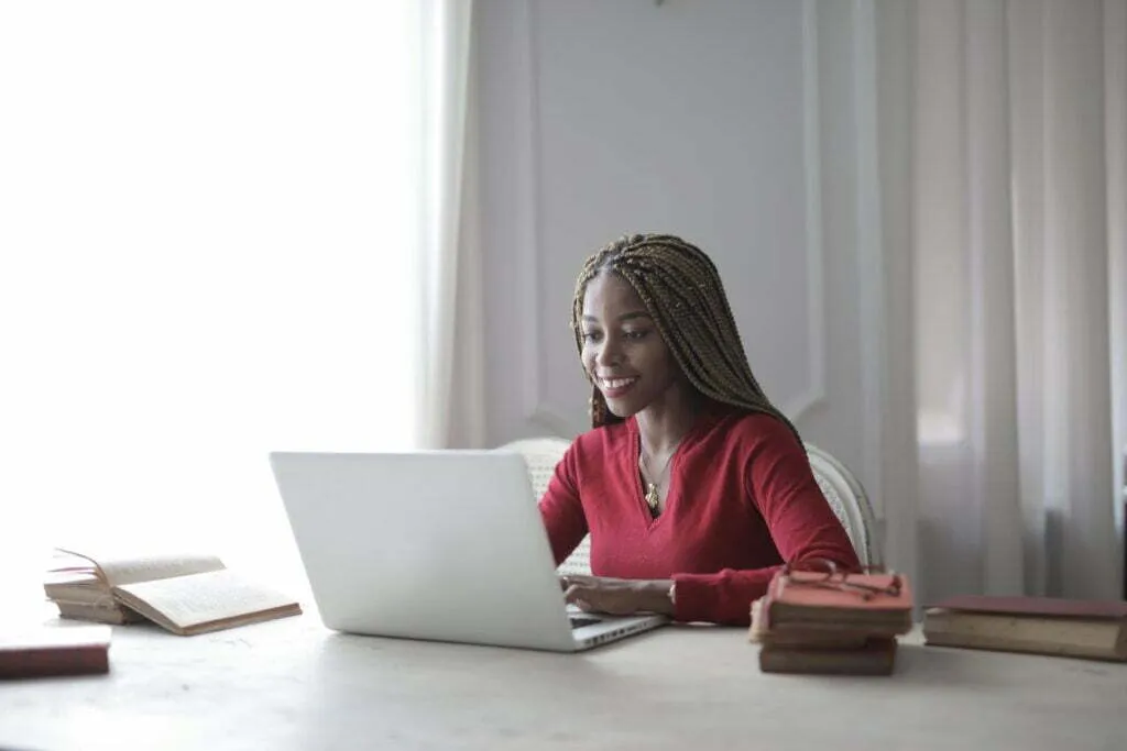 Home Office na Tiny Woman in Red Long Sleeve Shirt Using Macbook Air