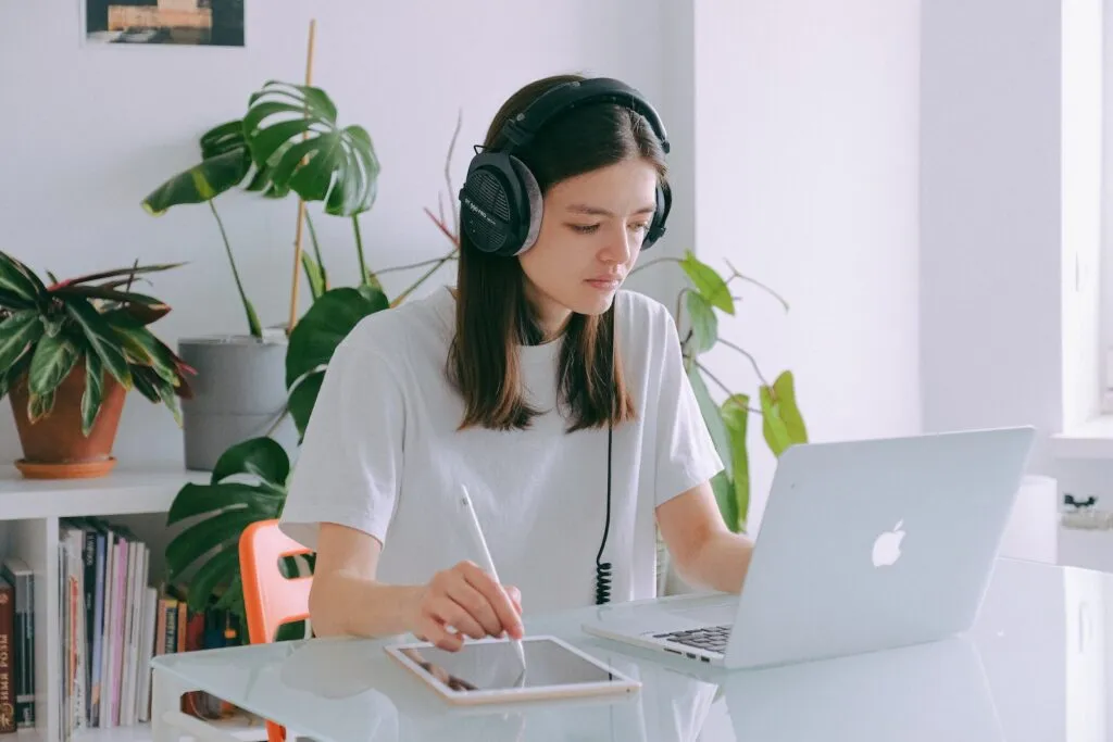 Home Office na MG Info Woman In White Shirt Using Silver Macbook