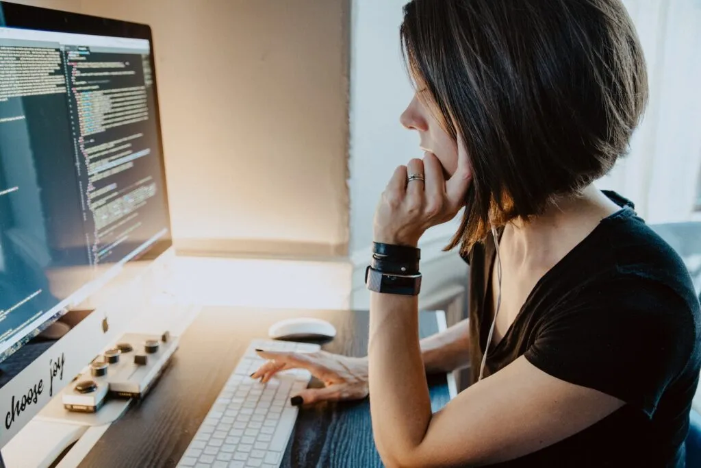 ProgramaThor woman wearing black t-shirt holding white computer keyboard