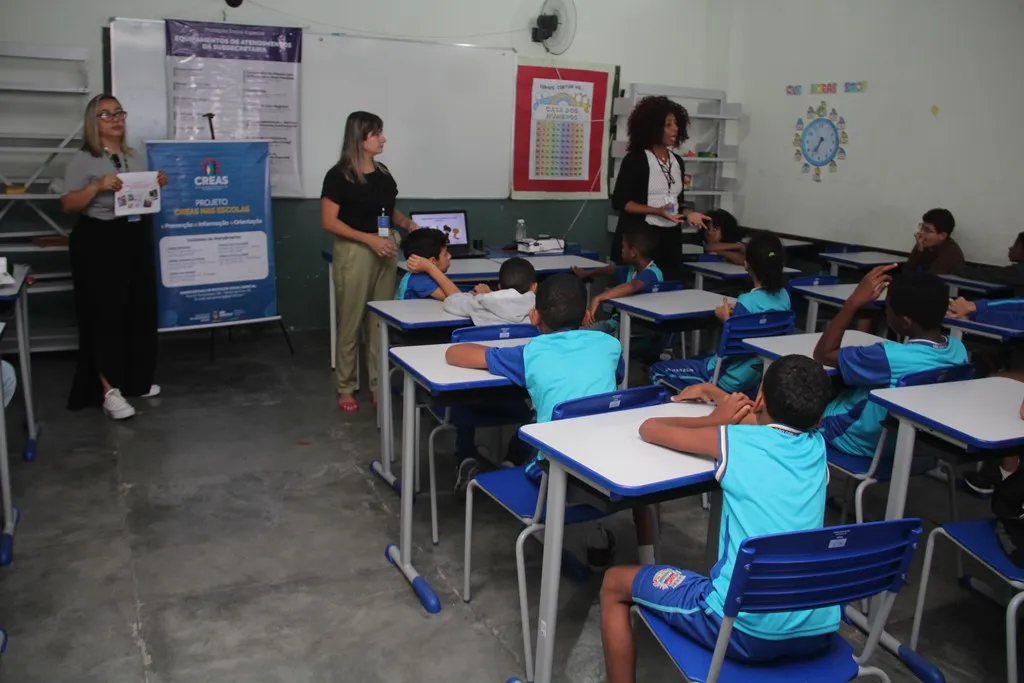 Creas nas escolas propaga direitos da criança e do adolescente