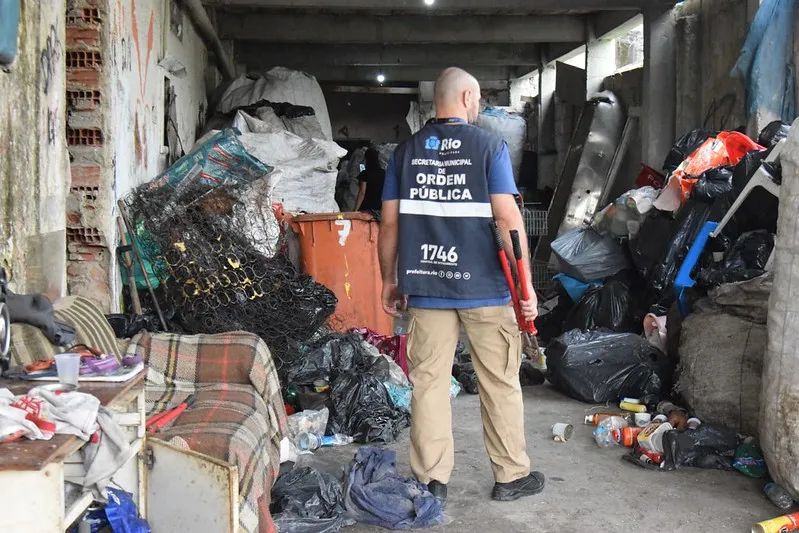 Seop interdita dois ferros-velhos clandestinos na Mangueira
