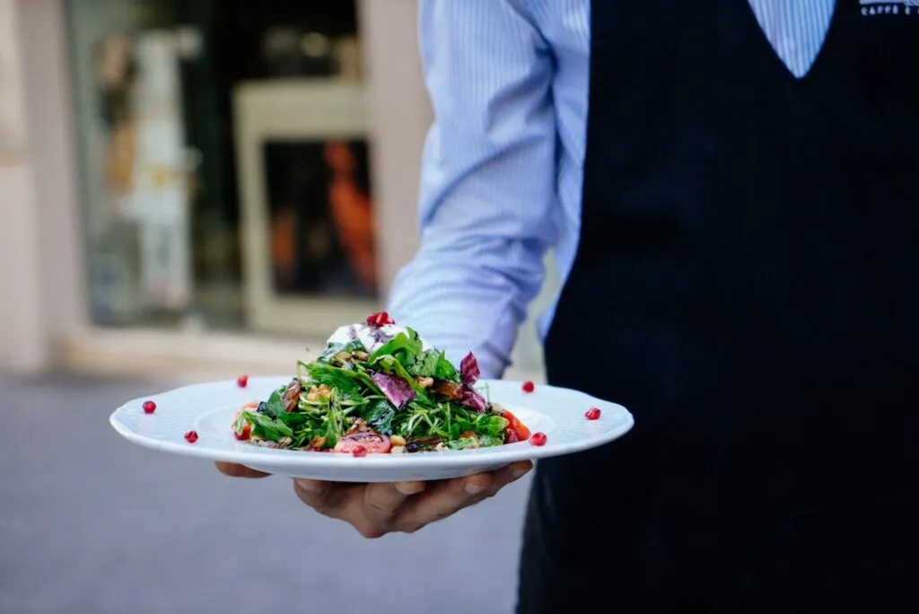 360 Vagas de Emprego Abertas: Presenciais e Remotas person holding a plate of salad