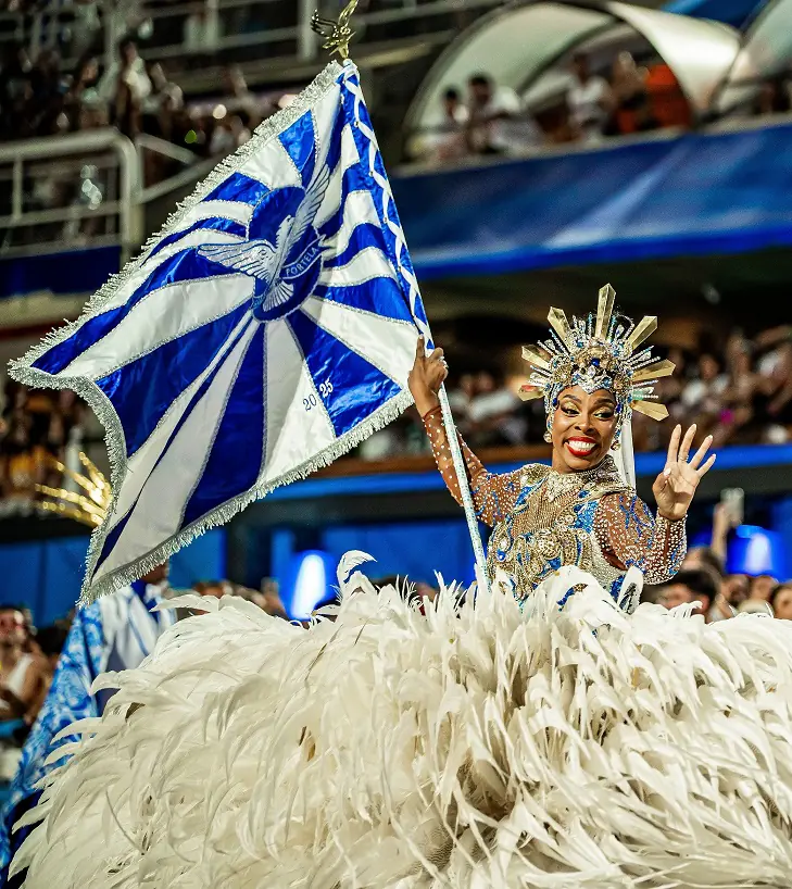 Oficina gratuita de porta-bandeira
