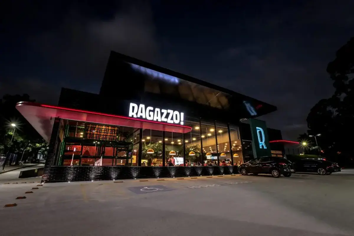 Ragazzo contratando no Rio de Janeiro