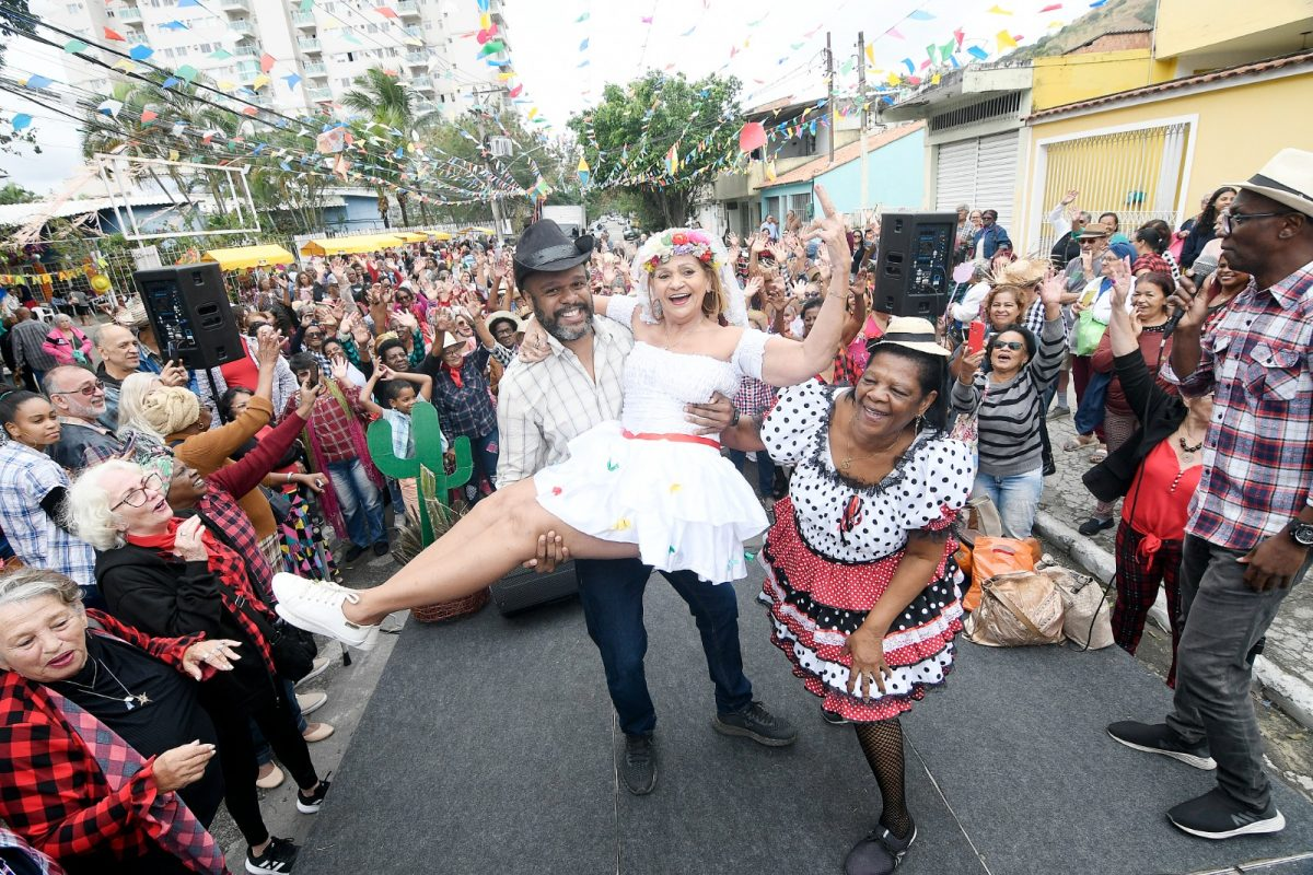 Festa Julina do Esmuti leva animação e alegria aos idosos