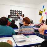 Oficina em Centro de Referência do Jardim Catarina alfabetiza idosos. Foto: Renan Otto/Prefeitura de São Gonçalo