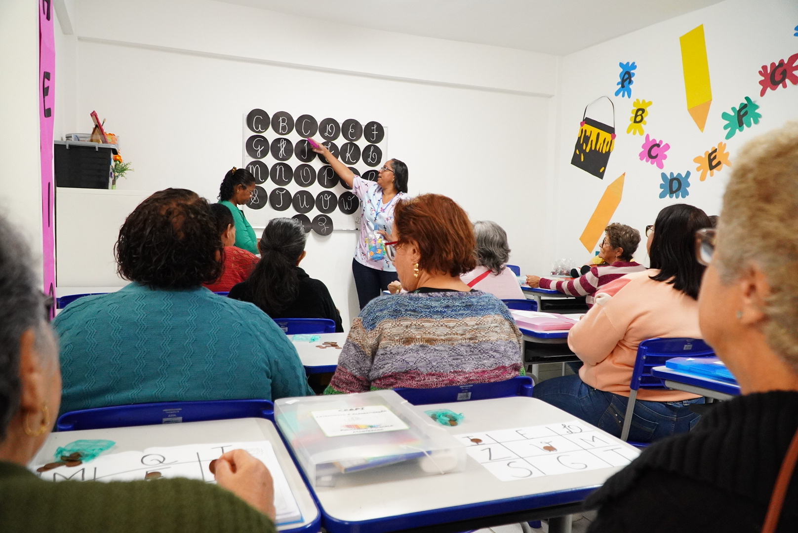 Oficina em Centro de Referência do Jardim Catarina alfabetiza idosos