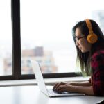 Atendimento ao Cliente Home Office, incluindo Noturno woman sitting infront of laptop
