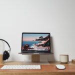 Oportunidades de Emprego para Operador de Telemarketing silver imac on brown wooden desk